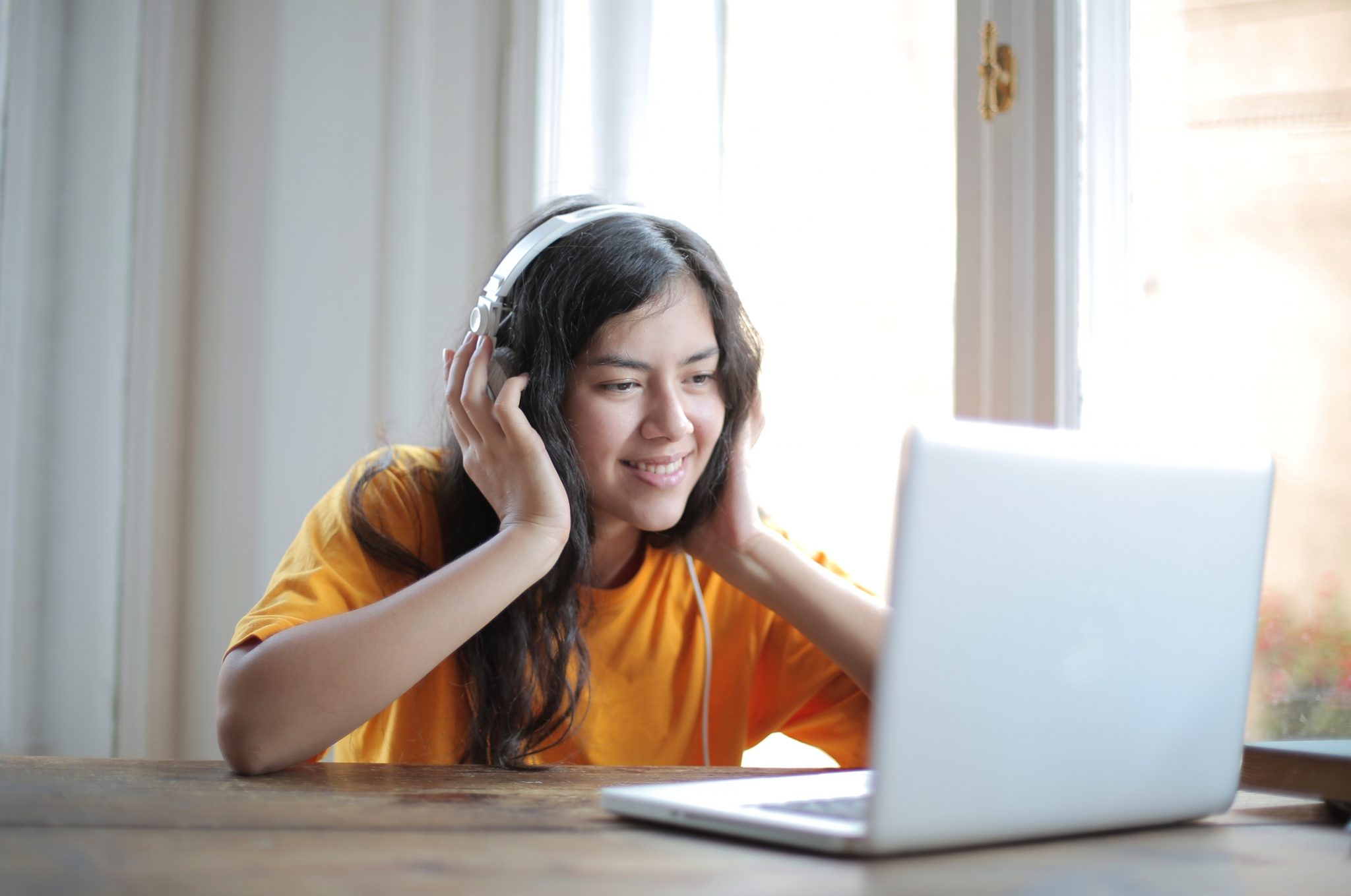 Assista Vídeos Engraçados E Surfe Na Internet Aprenda Inglês Em Casa,  Estude E Relaxe Em Casa Imagem de Stock - Imagem de inglês, telefone:  226829577